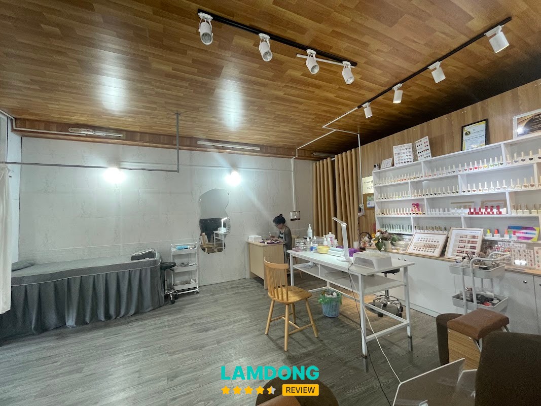 Từ Quỳnh Nail Art & Eyelash – không gian salon