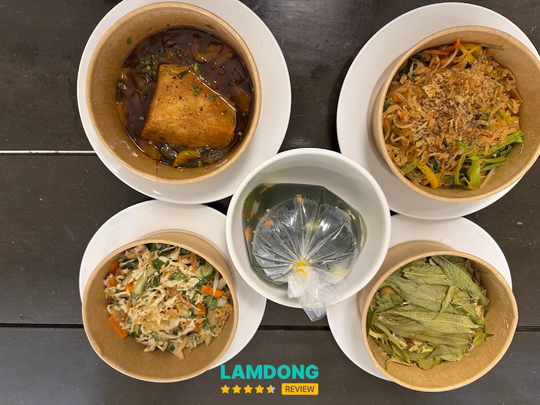 Từ Sen vegetarian cafe không gian nhỏ xinh