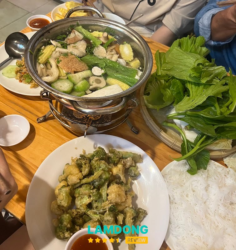 Lẩu chay Hằng Thiện không gian quán chay