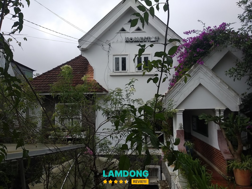 Là Nhà Homestay – sân vườn