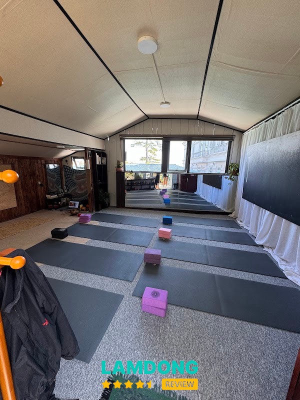 Ore yoga không gian vườn