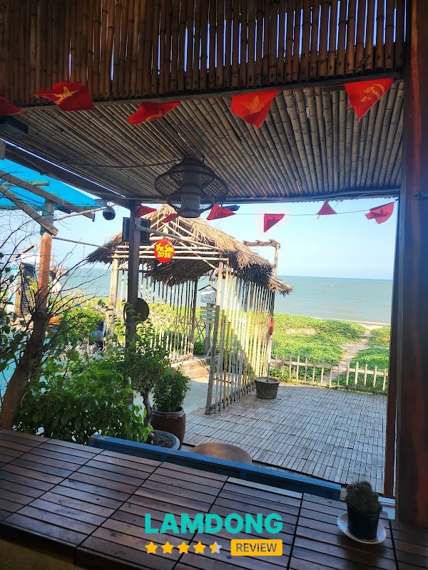 The Sea Coffee – không gian sát biển