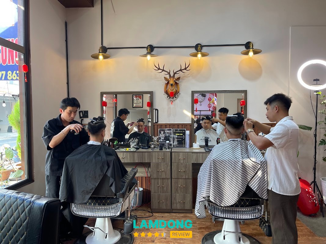 Hip BarberHood – không gian tiệm tóc nam