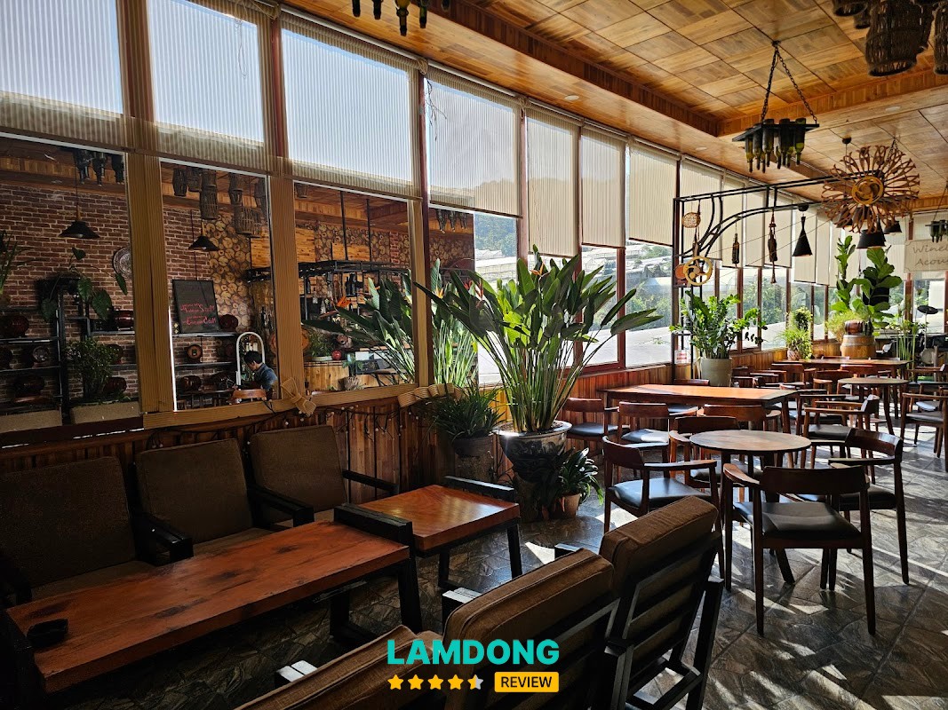 Vang hoa hồng Đà Lạt - không gian quán