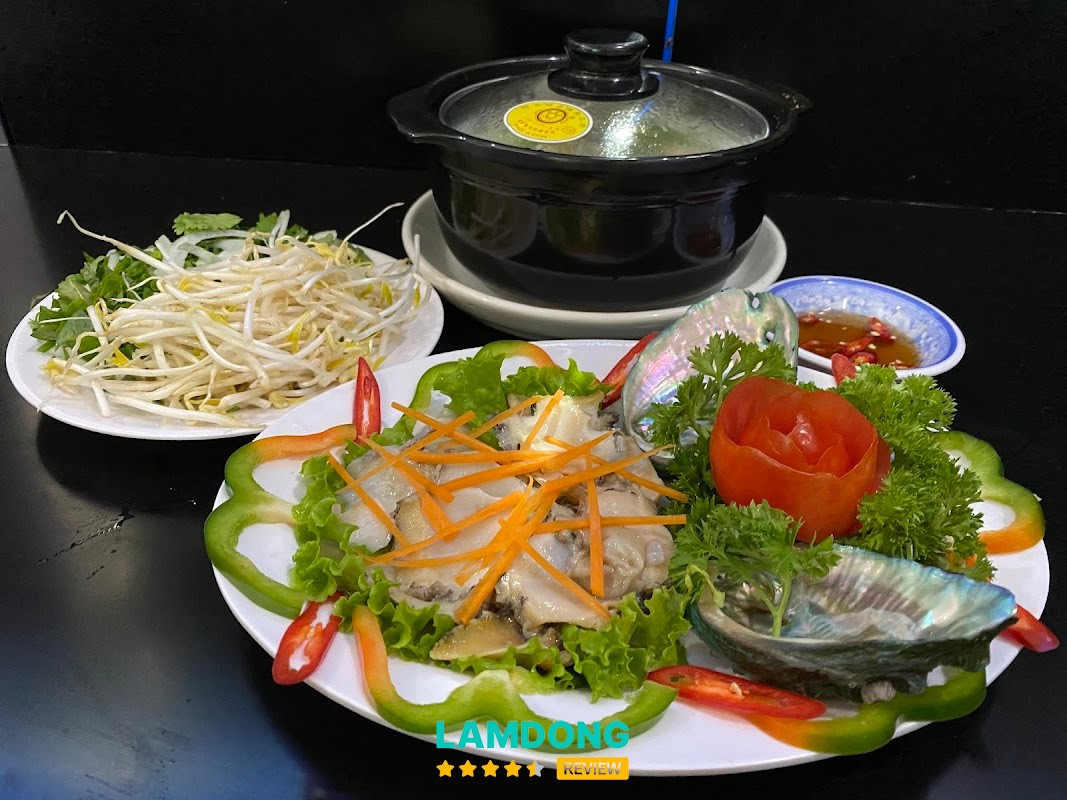 Hải Sản Anh Đức không gian cây xanh
