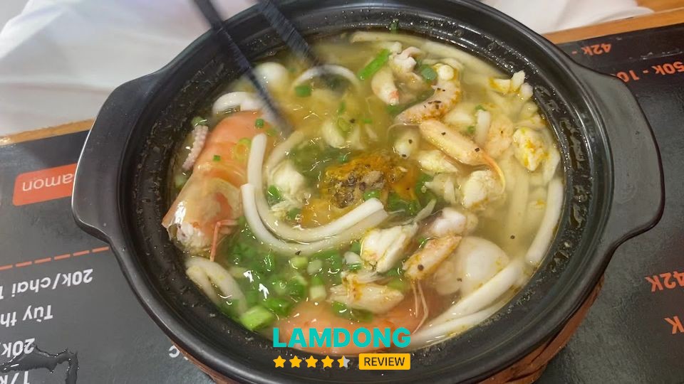 Tô bánh canh ghẹ tại Nhà Mía