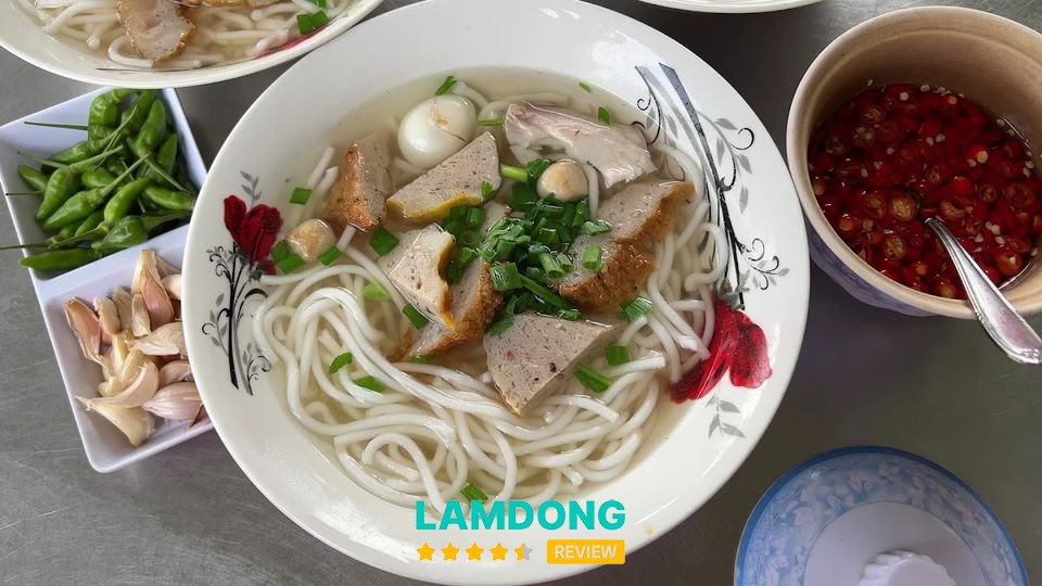 Tô bánh canh tại Bánh Canh Gái
