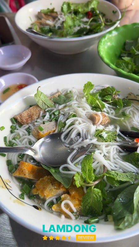 Tô bánh canh chả cá tại quán Cúc