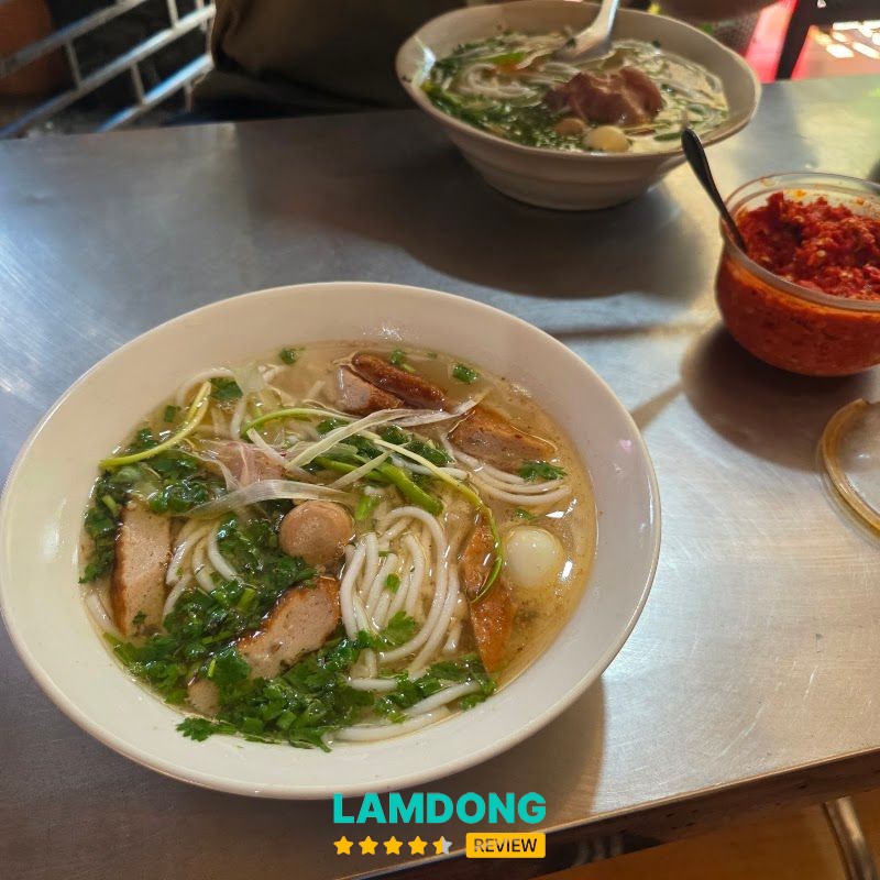 Không gian quán bánh canh 13 Tuyên Quang