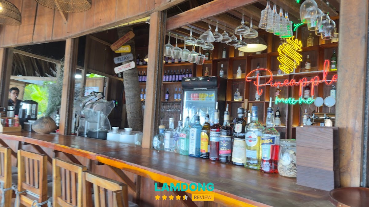 Pineapple Mũi Né – beer bar sát biển