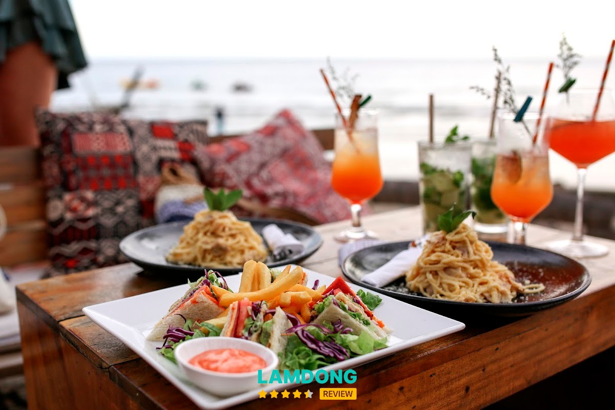 Pineapple Mũi Né – DJ beach bar