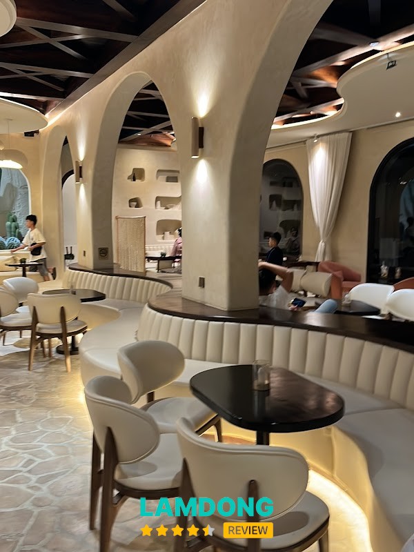 Tiệm cà phê Bình Minh Ơi – view săn mây Đà Lạt