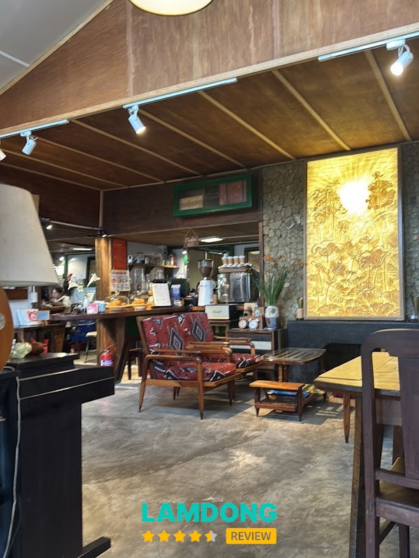 Tiệm cà phê Hoa hồng – khu vườn nhỏ