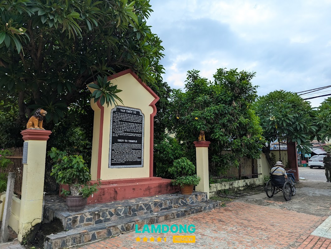 Dinh Vạn Thủy Tú – khu trưng bày