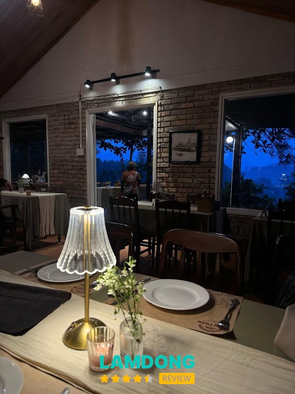 Burrata Woodfired Pizza – pizza nướng củi trong rừng