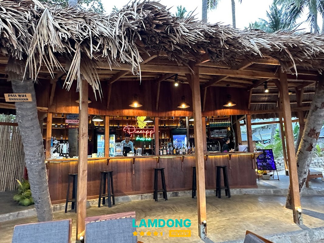 Pineapple Mũi Né beach bar