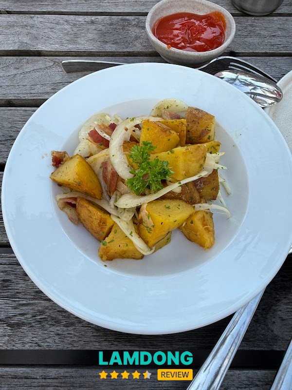 Aloha Beach Club – cocktail và view biển