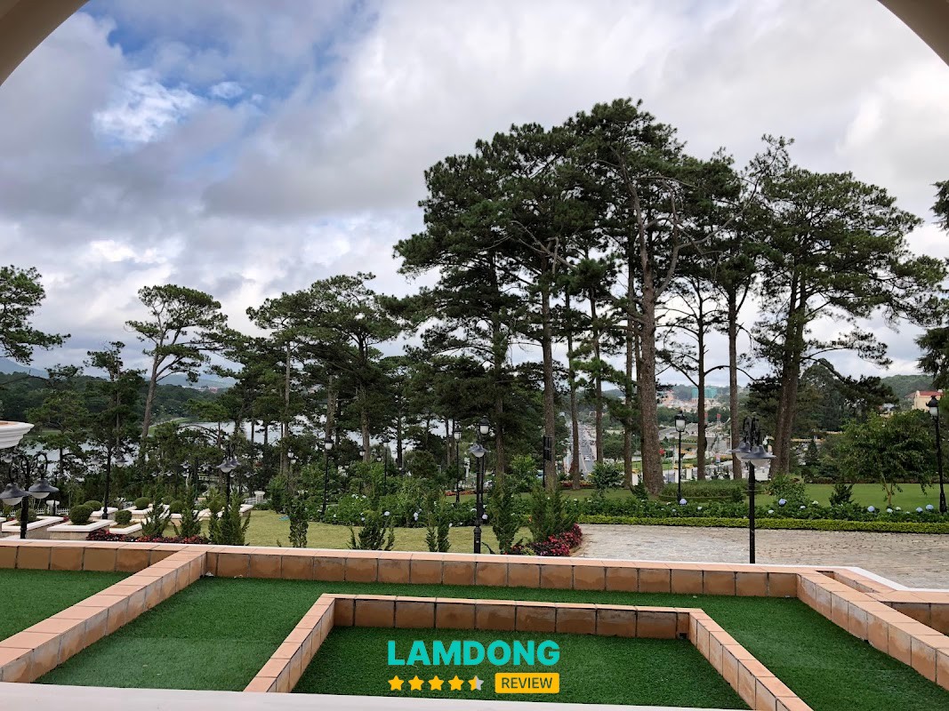 Dalat Palace – khách sạn Đà Lạt có view đẹp trung tâm