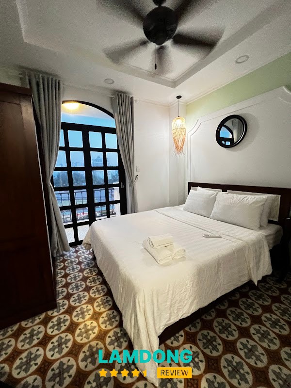 Wanderlust Hotel view hồ bơi