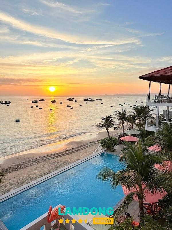 Bay View Resort view làng chài