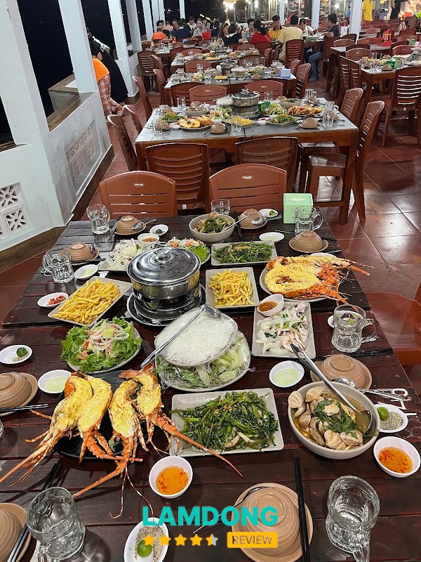 Bờ kè mr Crab Cơ Sở 2 – không gian ăn uống