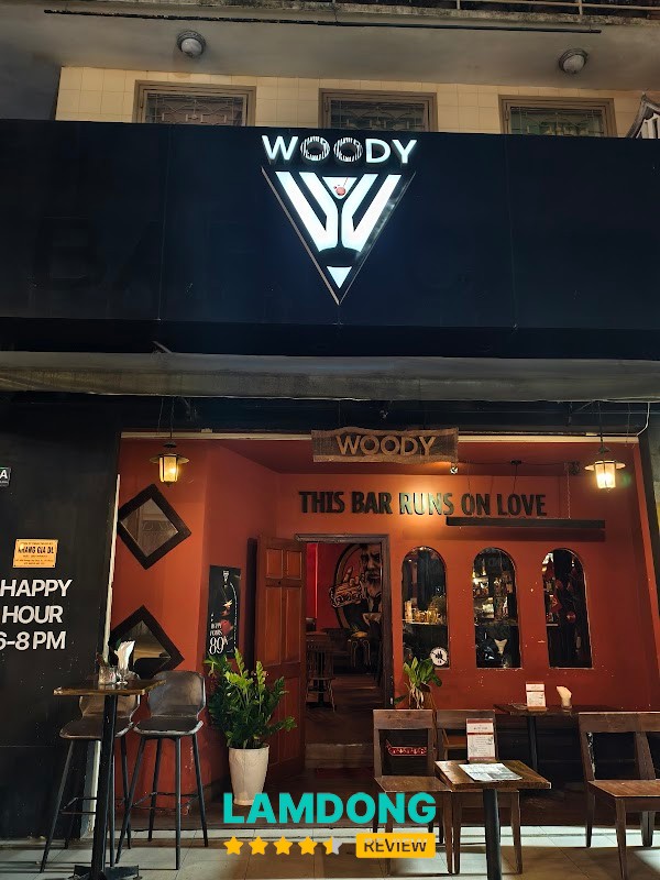 Woody Classic Bar không gian ấm cúng