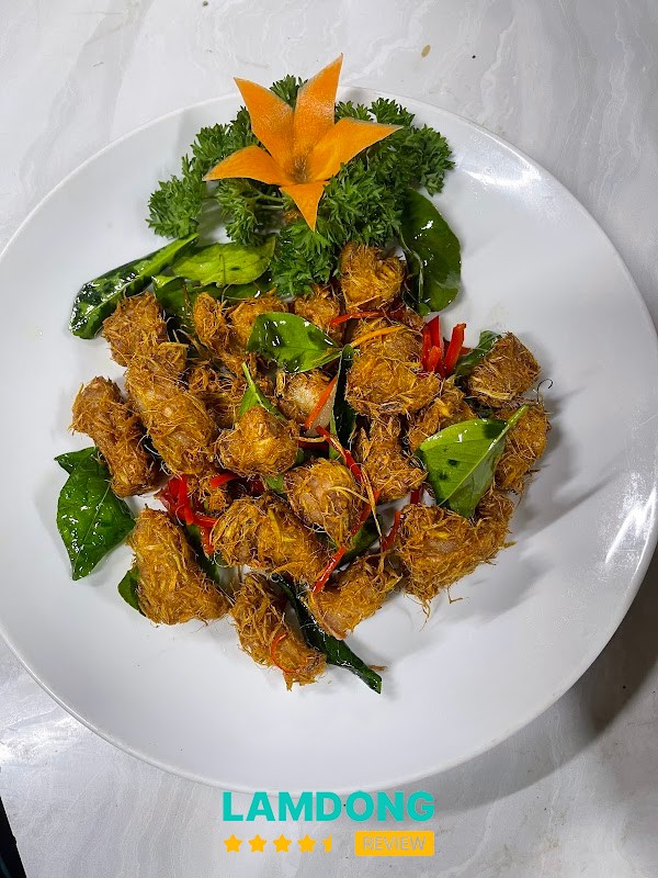 Bia hơi Hà Nội Local Quán không gian sân vườn