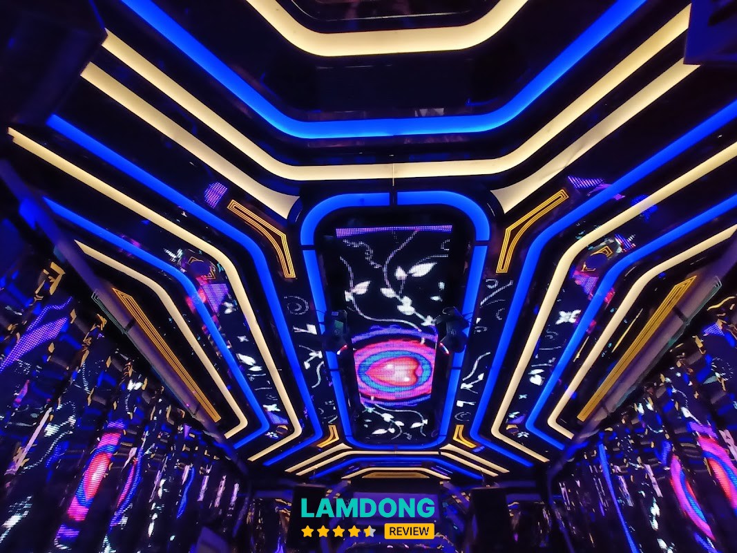 Karaoke LIGHT Ánh Đèn – phòng rộng
