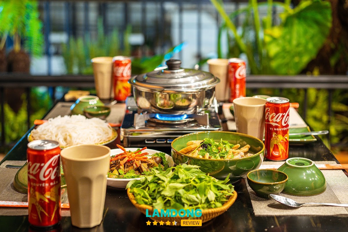 Lẩu gà lá é Ò ó o Đà Lạt – không gian sạch đẹp