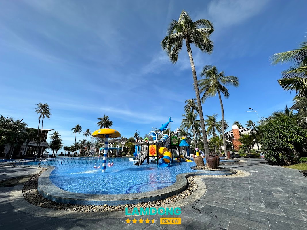 Le VIVA Resort biển và hồ bơi