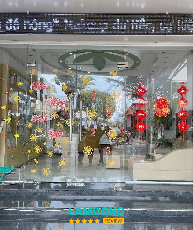 My Nguyen Make Up – layout trang điểm