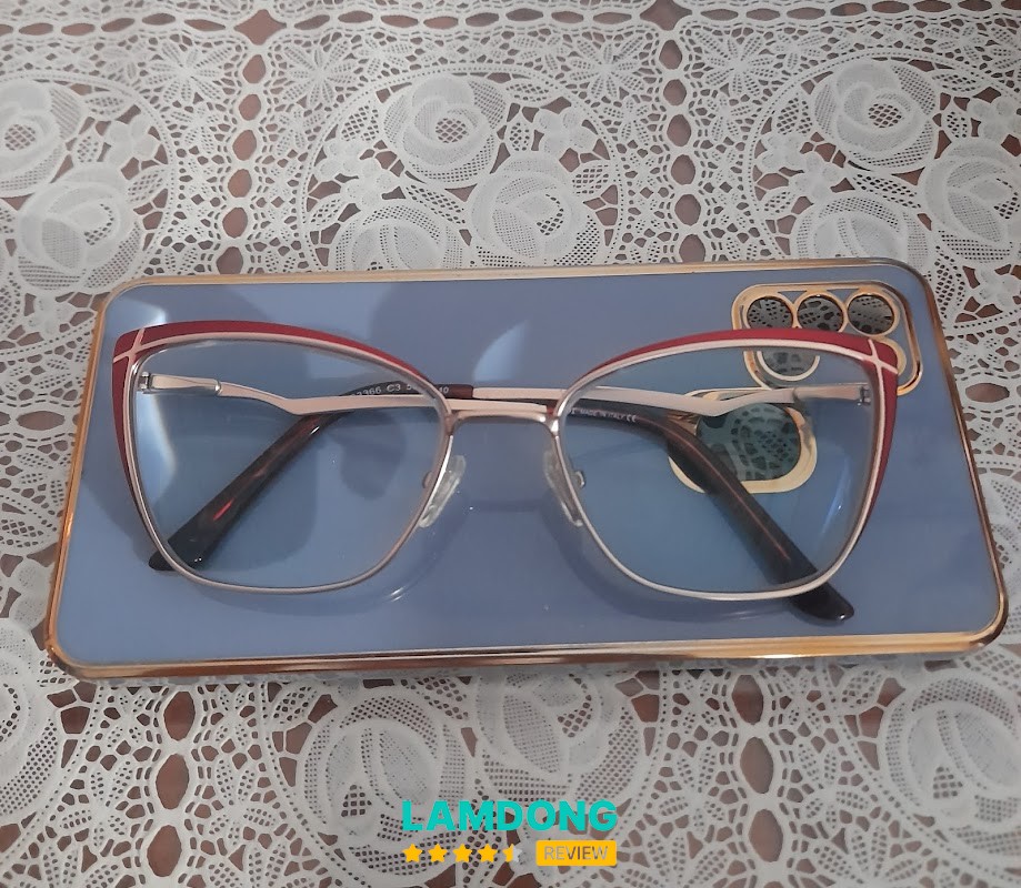Mắt kính Bách Á Châu – không gian cửa hàng