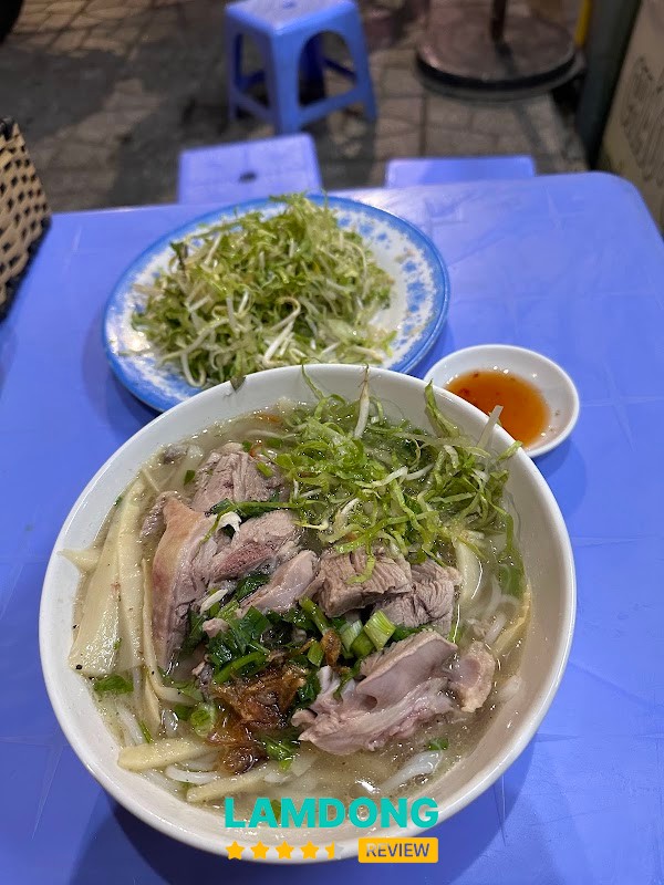 Hoàng Râu – bún riêu ăn khuya