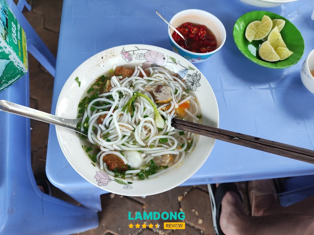 Bánh canh chả cá Tôn Đức Thắng – món ăn sáng