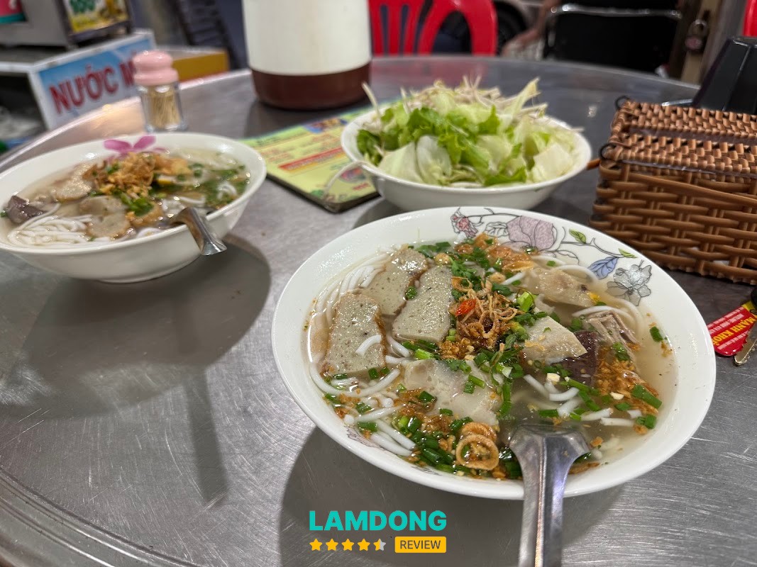 Bánh canh Bà Lý – chả cá và nước lèo