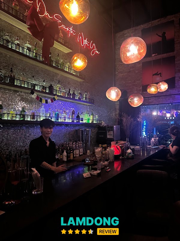 The Balcony Speakeasy Bar không gian ngoài trời