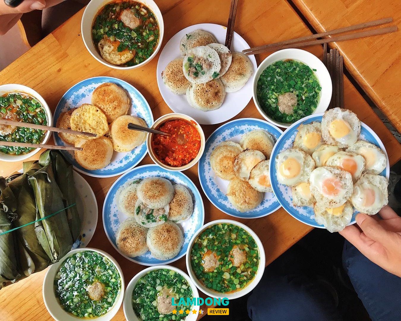 Bánh căn Đà Lạt nóng hổi ăn cùng nước chấm xíu mại