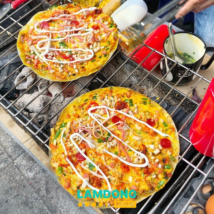 Bánh tráng nướng Đà Lạt giòn rụm trên bếp than