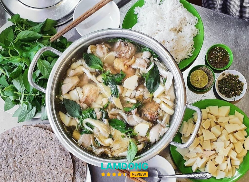 Nồi lẩu gà lá é nóng hổi tại Đà Lạt