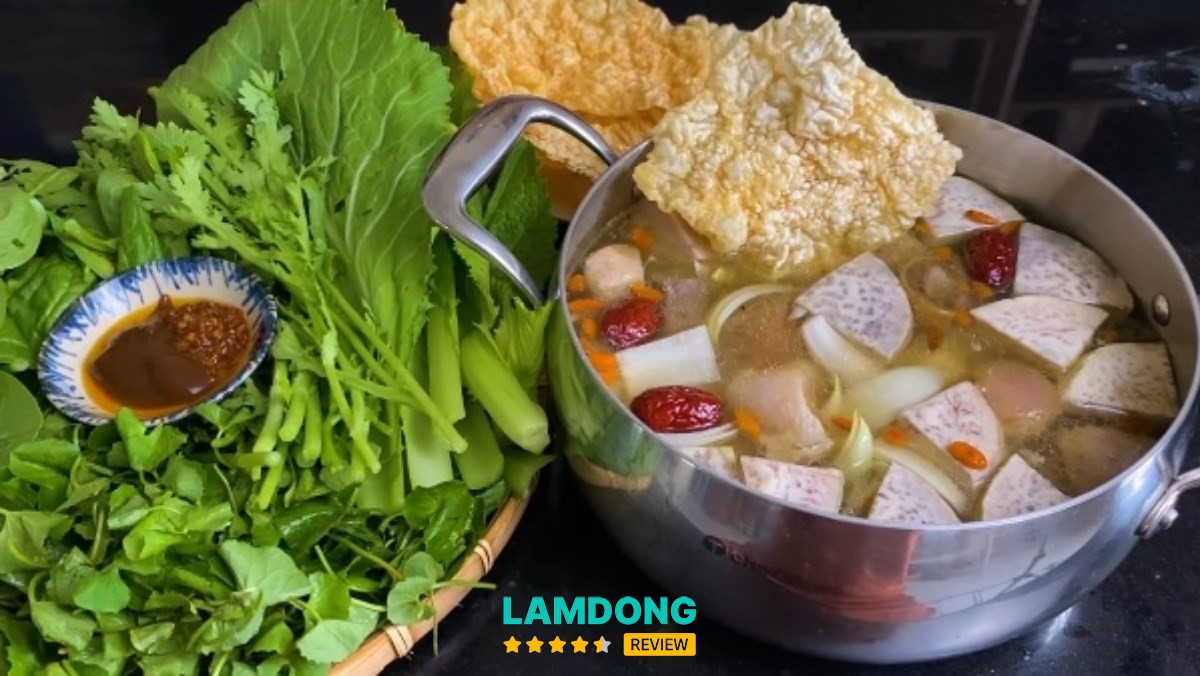 Lẩu bò Đà Lạt ăn cùng rau xanh và mì