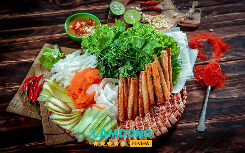 Nem nướng Đà Lạt cuốn rau sống và bánh tráng