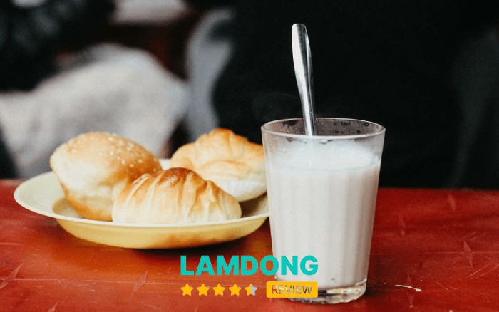 Ly sữa đậu nành nóng và bánh ngọt trong đêm Đà Lạt