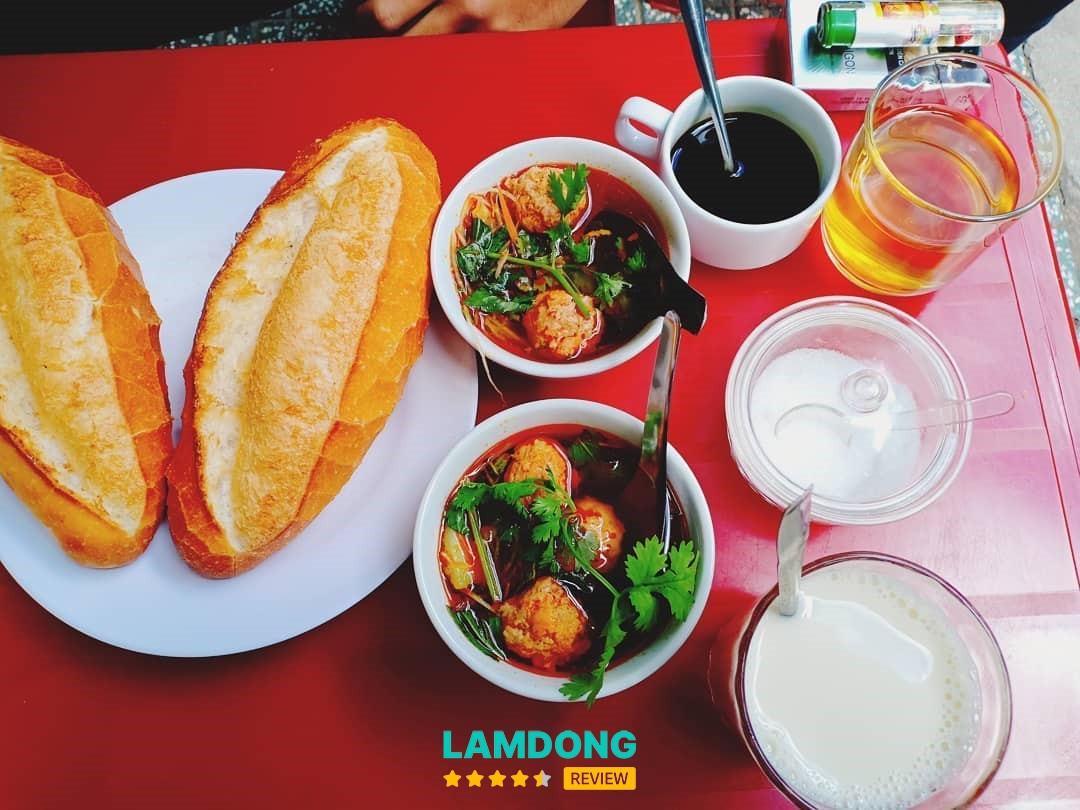 Bánh mì xíu mại Đà Lạt với chén nước dùng nóng