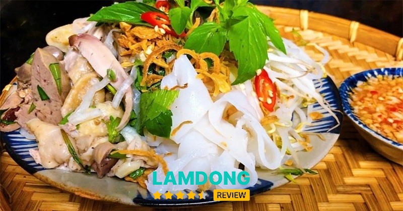 Bánh ướt lòng gà Đà Lạt với rau thơm và nước mắm