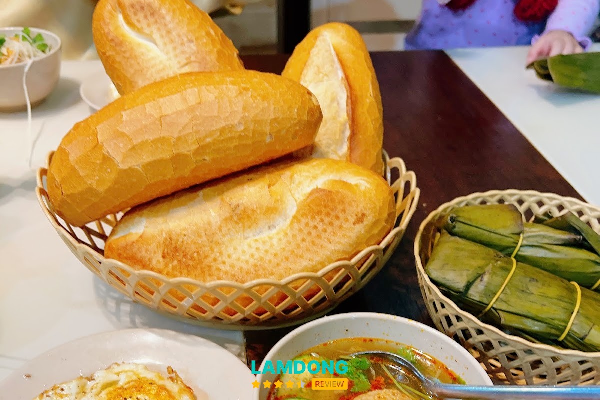 Không gian Bánh mì xíu mại chén 45 Đà Lạt