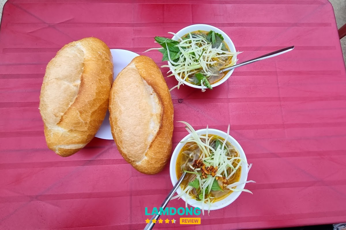 Bánh mì xíu mại nóng tại quán Sương Đà Lạt
