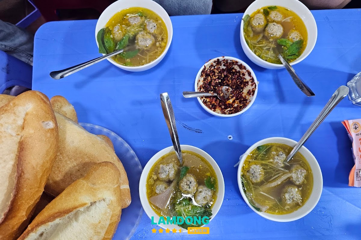 Không gian Bánh Mì Xíu Mại Ri 79 Thông Thiên Học