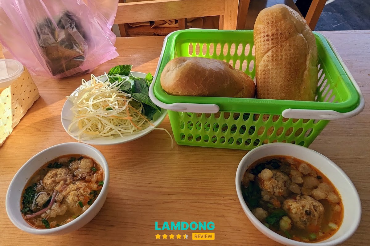 Không gian Vỹ Dạ Quán Nguyễn Chí Thanh Đà Lạt