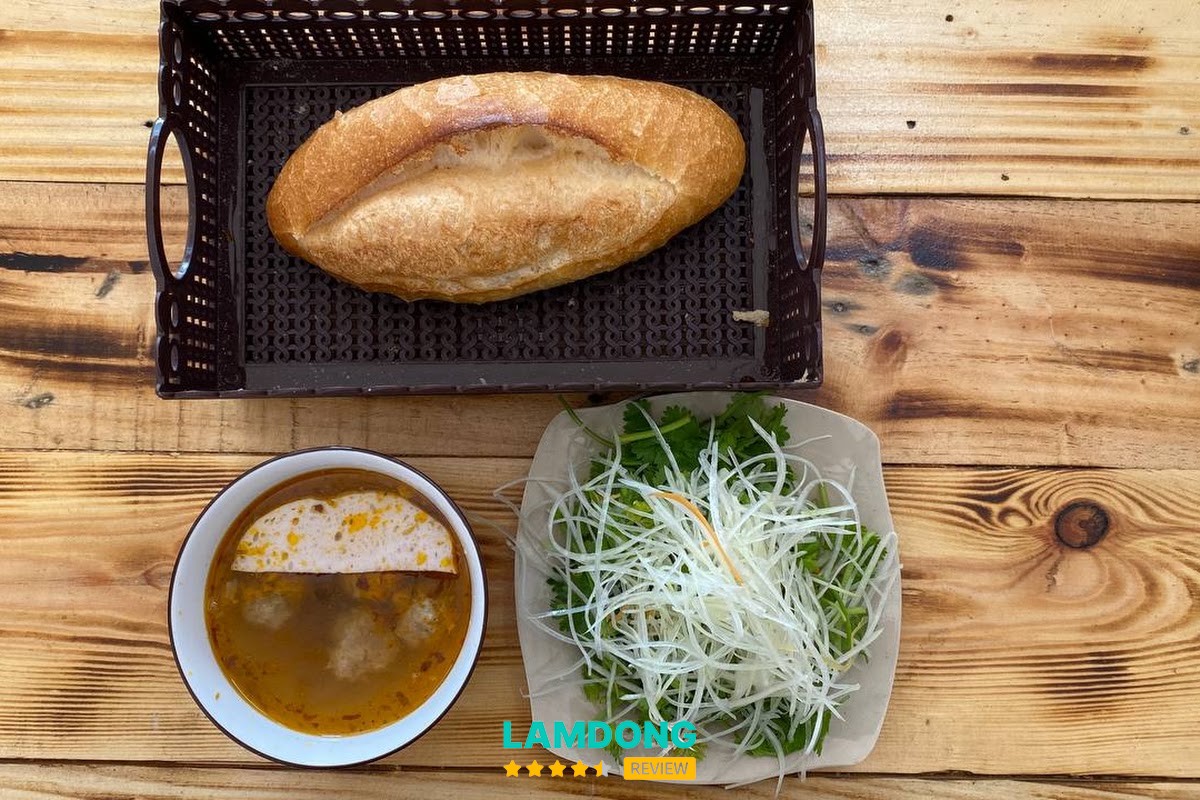 Không gian quán bánh mì xíu mại Vũ Hà Nguyễn Chí Thanh