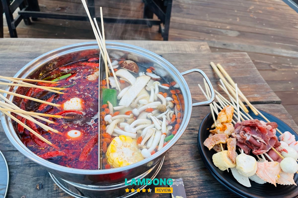 Không gian Bún bò Gốc Đa Trần Hưng Đạo